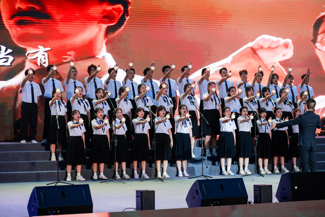 校園文藝演出舞臺(tái),學(xué)校表演舞臺(tái),戶外舞臺(tái)搭建,舞臺(tái)燈光音視頻,舞臺(tái)燈光音視頻設(shè)計(jì),舞臺(tái)設(shè)備租賃