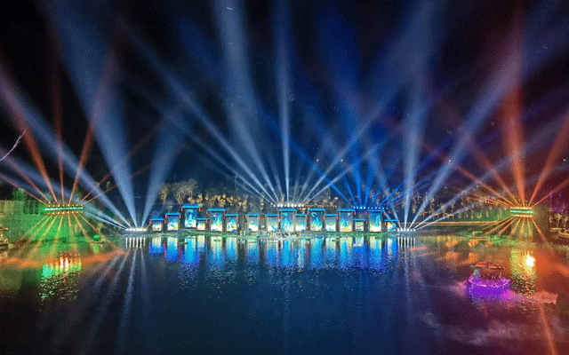通江高明湖公園水上實(shí)景舞臺(tái)演出燈光盛宴