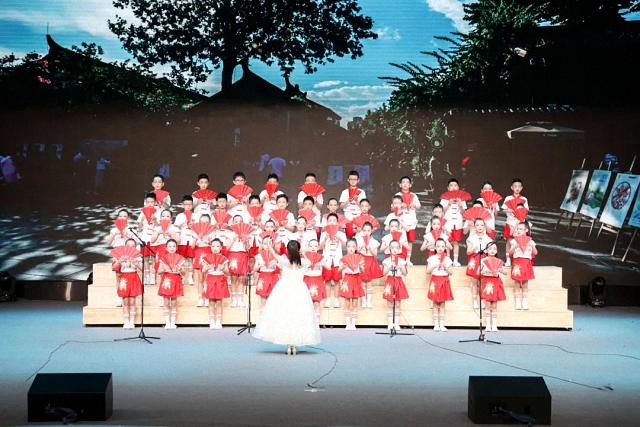 天府第四中學(xué)第五屆“藝·起SHOW” 鷹皇科技租賃團(tuán)隊(duì)助力活動(dòng)舞臺(tái)燈光音響視頻服務(wù)